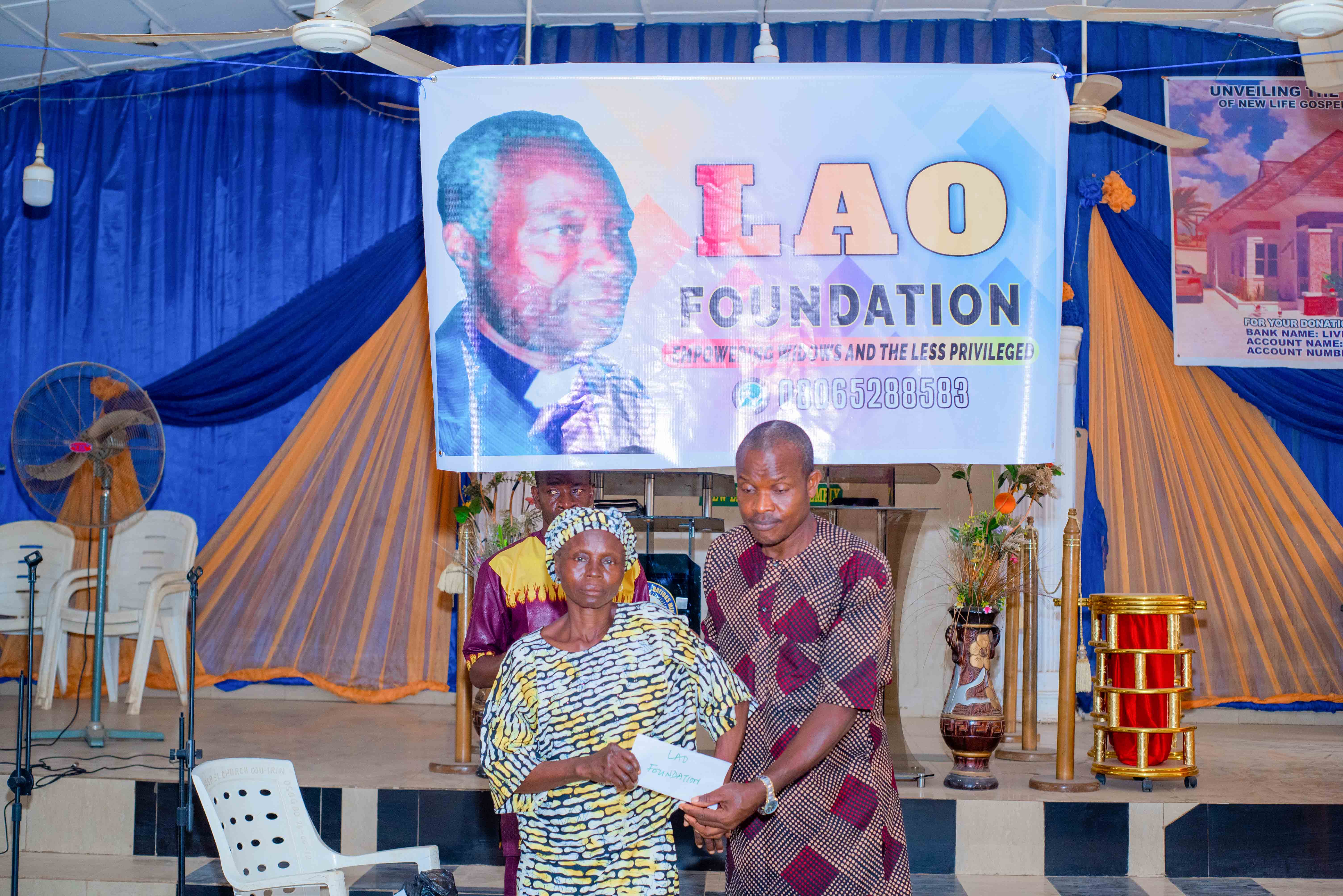 Volunteers distributing food and aid in park